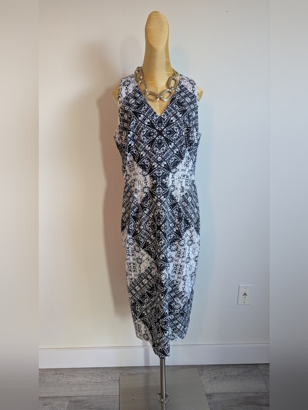 Maggy London Black and White V-Neck Midi Dress Size 10
